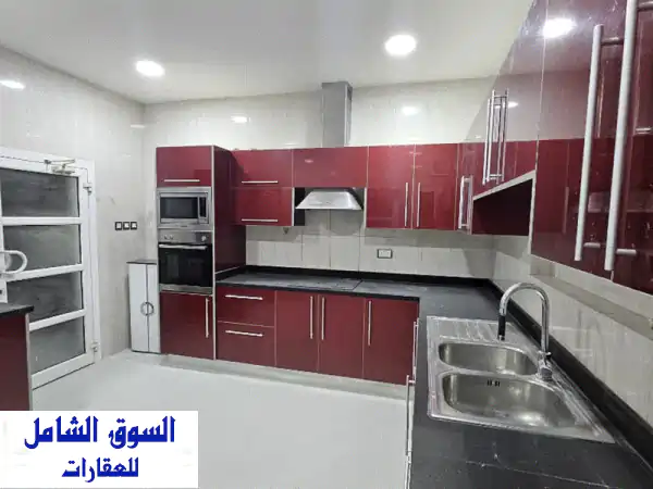 فيلا للبيع في أحد: 5 غرف نوم، 6 حمامات | بسعر 135 ألف فقط!