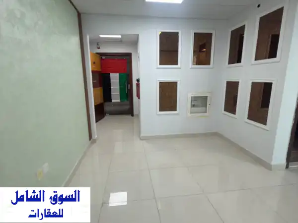 فرصة استثنائية! مكتب إداري فاخر للإيجار في المجاز 2 الشارقة | 2000 قدم² | إطلالة بحر وحديقة + موقف وتكييف مجاني