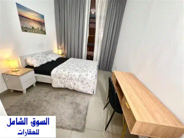 فرصة ذهبية: شقة غرفة وصالة للإيجار في الممشى - 5000 درهم شامل الإنترنت! سكن فاخر وموقع حيوي