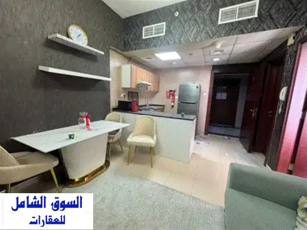 شقة للبيع في السيتي تاور عجمان: غرفة وصالة فاخرة بإطلالة بانورامية واستثمار مضمون