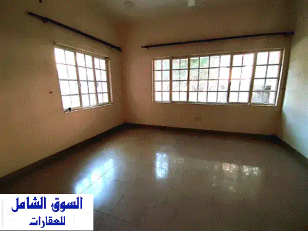 فرصة ذهبية: فيلا راقية للإيجار في السقية 3 غرف نوم بحديقة قرب حياة مول 550 د.ب.