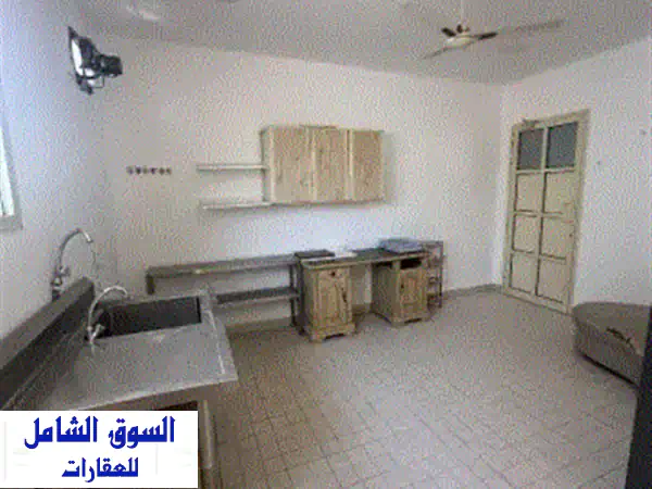 للإيجار استوديو واسع جدا شامل الكهرباء والماء (بدون لمت) في منطقة بني جمرة قريبة من شارع الجنبية ...