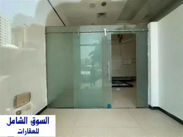 محل تجاري متاح للإيجار في منطقة التعاون  الشارقة. المحل يقع على شارع رئيسي ويتميز بواجهة واضحة ...
