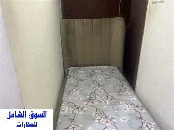 شقة للبيع بسعر مغري جدا، الشارقة خلف شرطة البحيرة نفس بناية شاورمان