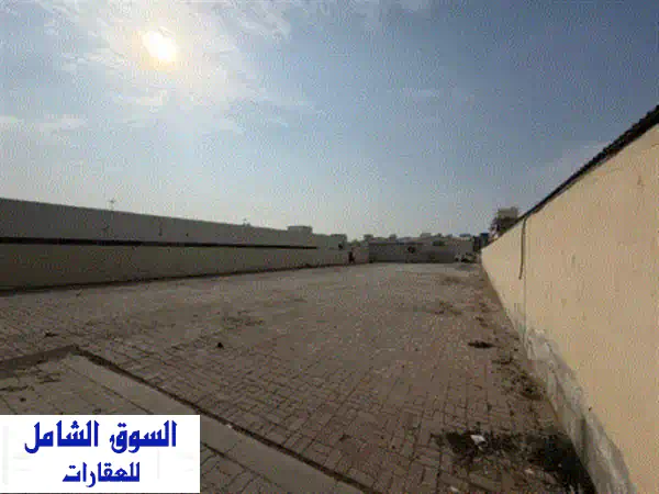 حوطة للإيجار في الصناعية 5، مساحة 17000 قدم مربع، موقع مميز خلف المحلات. تحتوي على مكتب داخلي، ...
