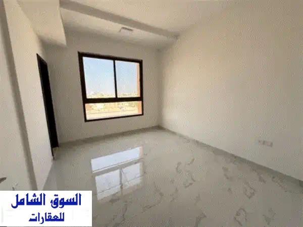 فرصة استثمارية ذهبية بالشارقة! بناية كاملة للإيجار السنوي بالمجاز 2، شارع الوحدة - 90 شقة و16 معرضاً (G+17) بعائد مضمون ومرونة سداد.