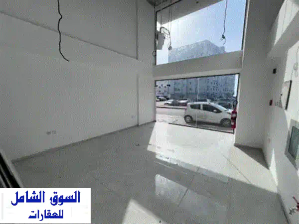 فرصة ذهبية! محل تجاري مميز للإيجار السنوي بكورنيش عجمان - أول ساكن، إطلالة بحرية، 35 ألف درهم فقط!