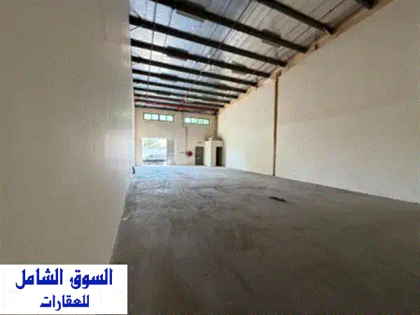 مستودع للإيجار بالمنطقة الصناعية 10: 2200 قدم مربع على شارع رئيسي بسعر مميز