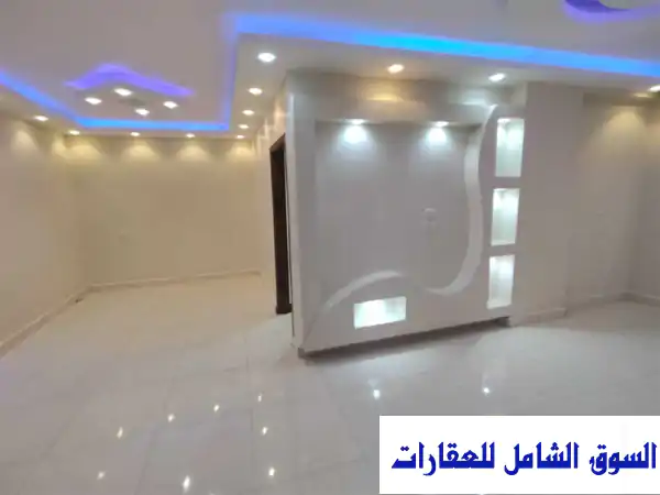 شقة للبيع شارع مدرسة الاورمان بالمجزر الالى الهرم...