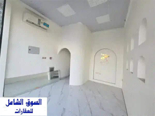 محل للإيجار السنوي في موقع مميز في شارع الشيخ عمار...
