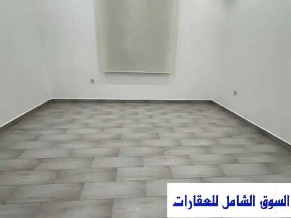 للايجار دور أرضي فاخر بأبوفطيرة | 5 غرف نوم، مدخل خاص، حوش ومواقف مظللة