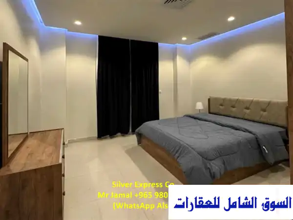 شقة مفروشة بالكامل للإيجار في أبو فاطرة ثلاث غرف نوم مع سطح مبنى. مفروش فطيرة مبارك الكبير