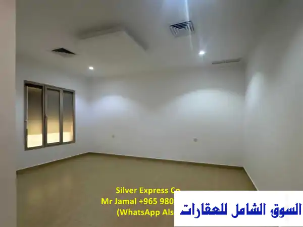 فيلا فاخرة للإيجار في أبو فاطرة طابق أرضي 4 غرف نوم. فطيرة مبارك الكبير