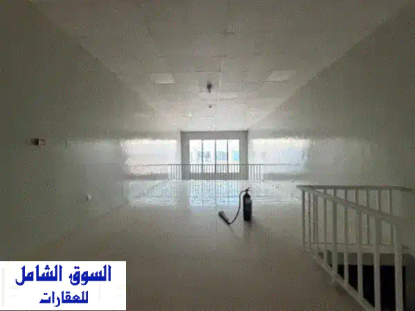 للإيجار السنوي شوروم في الصناعية 13 مع ميزان....