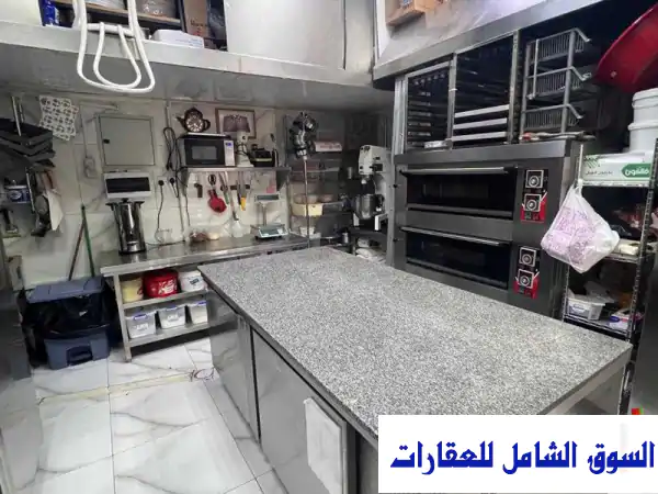 محل حلويات وكيك قائم في موقع حيوي على شارع الملك...