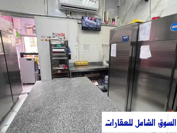 محل حلويات وكيك قائم في موقع حيوي على شارع الملك فيصل بمنطقة النعيمية. للبيع النعيمية عجمان