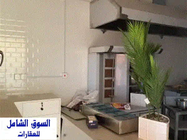 عندي محل جاهز للتقبيل كامل وجديد والألات كاملة جديدة لم تستخدم طاولات ستيل جدد ثلاث ثلاجات مستعملات ...