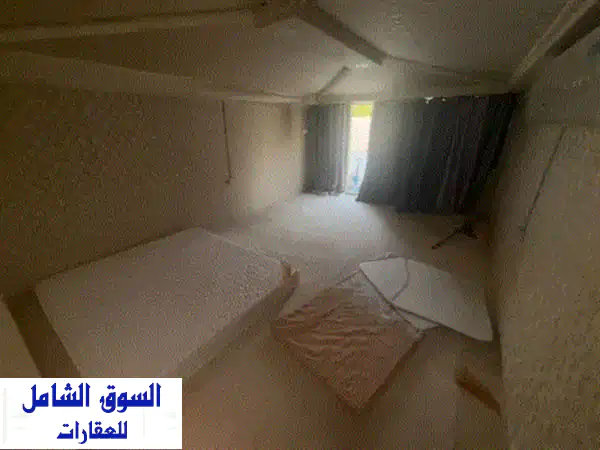 فيلا من طابقين. الطابق الأول غرفة معيشة واسعة، مطبخ، ومجلس خارجي. الطابق الثاني 5 غرف نوم، 3 منها ...