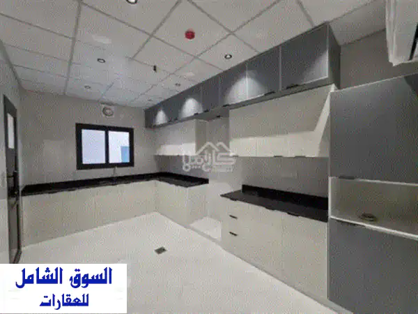 للبيع شقة كبيرة في منطقة الحد. تفاصيل الشقة: مجلس مع حمام، صالة واسعة مع بالكونة، 4 غرف (2 ماستر)، ...