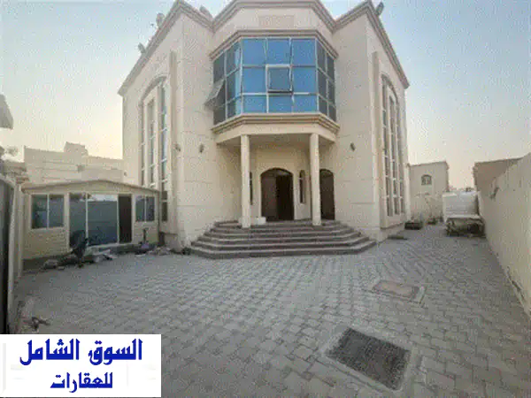 فيلا من طابقين. الطابق الأول غرفة معيشة واسعة،...