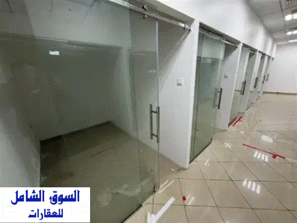 محل للإيجار السنوي بالقرب من كورنيش عجمان وفندق باهي ومرسى عجمان، مساحة 4400 قدم تقريبًا. الإيجار ...