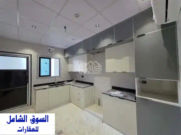 للبيع شقة في منطقة الحد. تفاصيل الشقة: مجلس مع حمام وبالكونة، صالة واسعة مع بالكونة، 3 غرف ماستر، ...