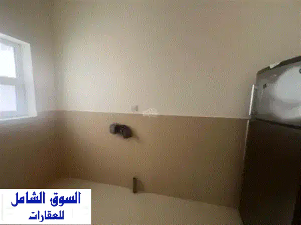 للإيجار شقة نظيفة في مدينة عيسى، قريبة من دوار دسكفري، منطقة هادئة جداً. تفاصيل الشقة: 1. غرفتي نوم ... 2