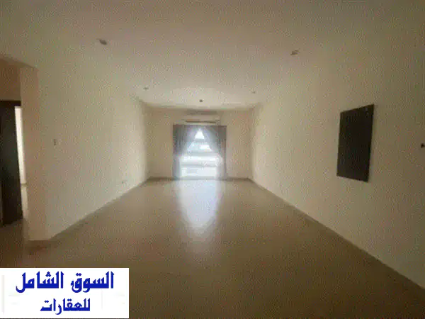 للإيجار شقة نظيفة في مدينة عيسى، قريبة من دوار دسكفري، منطقة هادئة جداً. تفاصيل الشقة: 1. غرفتي نوم ... 3