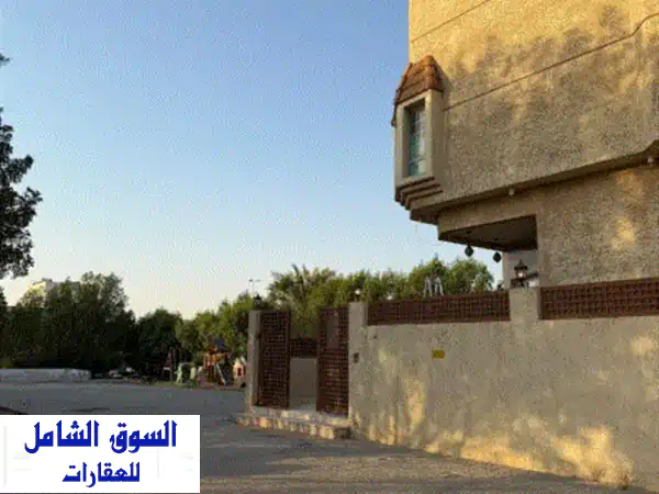 فرصة استثمارية وسكنية مميزة: فيلا للإيجار بالعدان ق2 - شارع رئيسي، 3 واجهات!