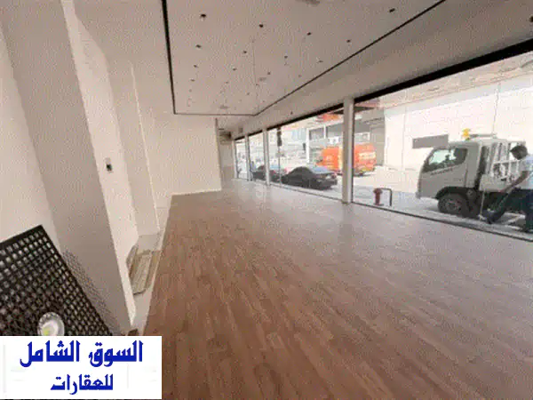 معرض في الصناعية 4 على الشارع عام مباشرة مساحة 1500...