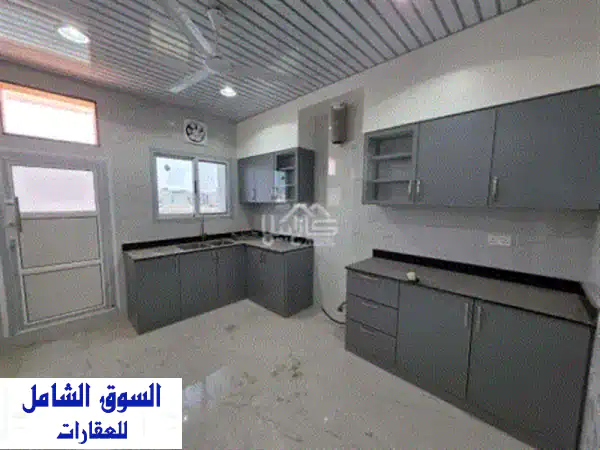 للبيع شقة كبيرة في منطقة الحد مع المكيفات. تفاصيل الشقة: مجلس مع حمام، صالة واسعة مع بالكونة، 4 غرف ...
