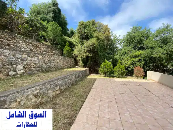 شقة للبيع في حبوب، لبنان | فخامة عصرية بحديقة وتراس...