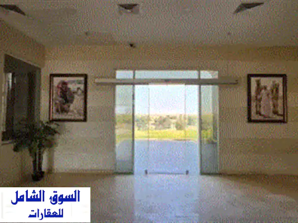 فرصة ذهبية بأم القيوين: مبنى تجاري جديد للإيجار على شارع الإمارات E311 - موقع استراتيجي ورؤية استثنائية.