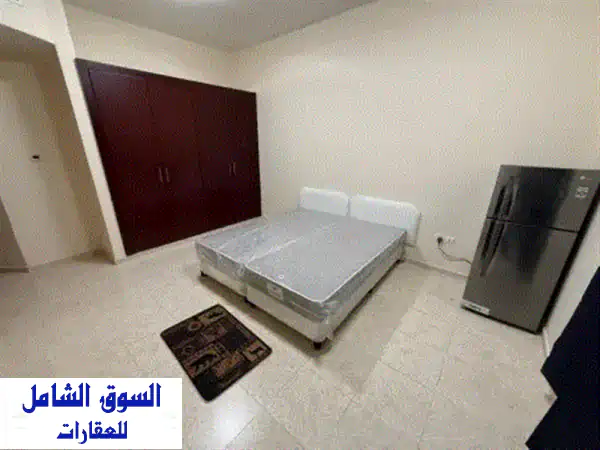 فرصة لا تعوض! غرفة عائلية ثنائية فاخرة للإيجار بالشارقة التعاون - موقع استراتيجي ومقابل السفير مول!