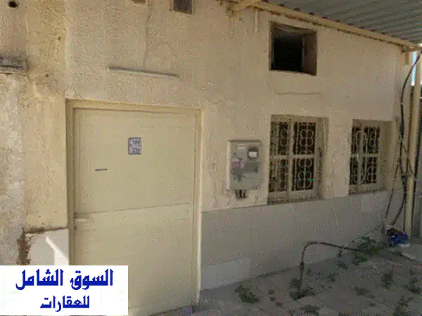 للإيجار في رأس الخيمة  جلفار بيت شعبي غرفتين + ممر + مطبخ + حمام متوفر بيتين جنب بعض موقع هادئ ...