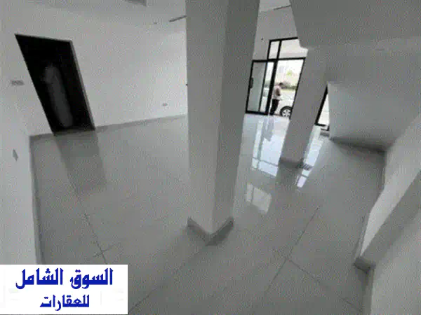 🔥 فرصتك الذهبية: محل تجاري فاخر أول ساكن للإيجار السنوي بالنعيمية 3 - شارع الشيخ خليفة، عجمان!