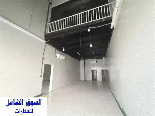 فرصة استثنائية: مستودع جديد للإيجار السنوي بالشارقة | الصناعية 13، 1600 قدم، مكتب وواجهة زجاجية، موقع استراتيجي