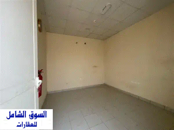 إيجار حوطة صناعية مجهزة بالصجعة 10000 قدم² | كهرباء 25 كيلوواط، مكتب، حمام | موقع استراتيجي ومرونة تشغيلية