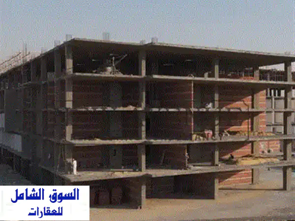 أدمن للبيع في الطابق الأول في السوق بالقرب حد أحدث المشروعات الإدارية والتجارية، بموقع استراتيجي بالقرب من الجامعة الأمريكية AUC  مع تقسيط لمدة 6 سنين