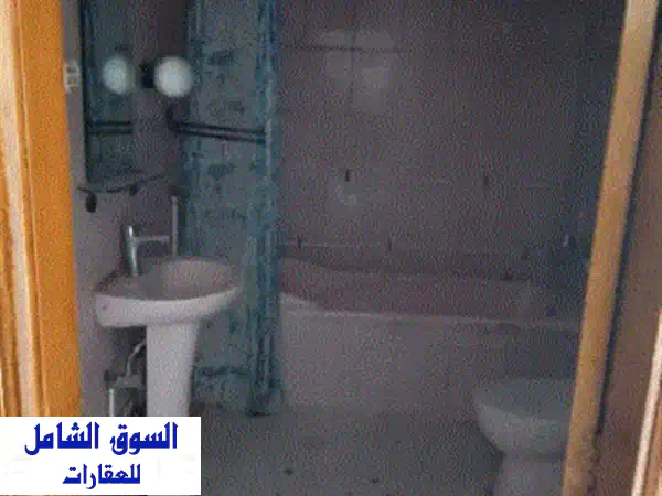 استوديو كبير للإيجار في القضيبية على شارع رئيسي، يتكون من غرفة وحمام ومطبخ وطرقة، مع مكيف سبليت ...