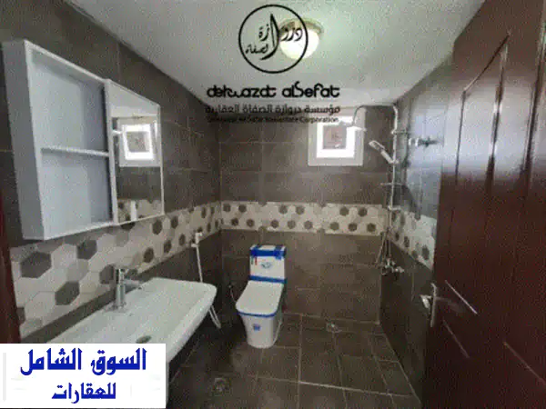 للإيجار، شقة في الدور الثاني بمنطقة السرة قطعة 6. تتكون من 3 غرف، إحداها غرفة ماستر، وصالة، ومطبخ، ...