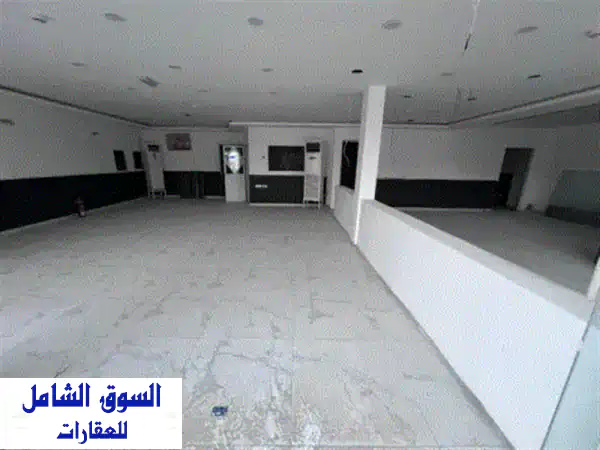 محل تجاري مميز للإيجار السنوي في الراشدية 1، عجمان، بجوار فندق رامادا. مساحة كبيرة تبلغ 180 مترًا ...