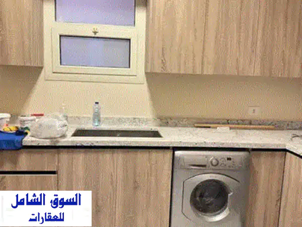 شقة نصف مفروشة للإيجار  موقع متميز وسعر مغرٍ  90 أفينيو (90 Avenue)