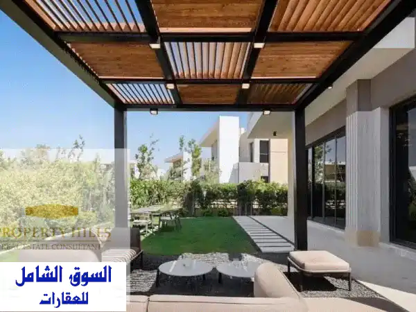 فيلا للبيع في قلب التجمع الخامس جنب الجامعه...
