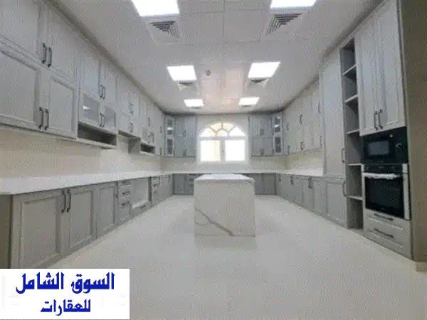 للإيجار فيلا vip بموقع مميز وسط مدينة الرياض، جنوب الشامخة، أبوظبي. 7 غرف نوم ماستر واسعة مع خزائن، ...