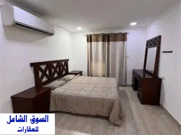 استوديو مفروش للإيجار بمدينة عيسى: عصري، شامل الخدمات، بلكونة وسطح خاص!