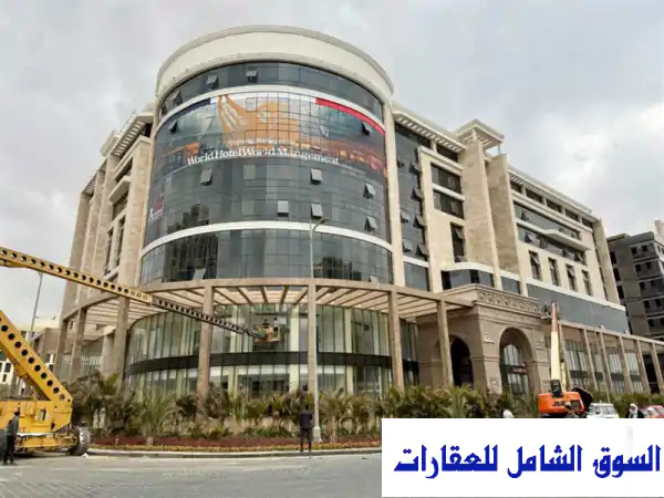 استثمر بذكاء: محل مطعم/كافيه 80م بالشانزليزيه العاصمة الإدارية | دور أرضي وتراس مميز بجوار كارفور وأمام المالية