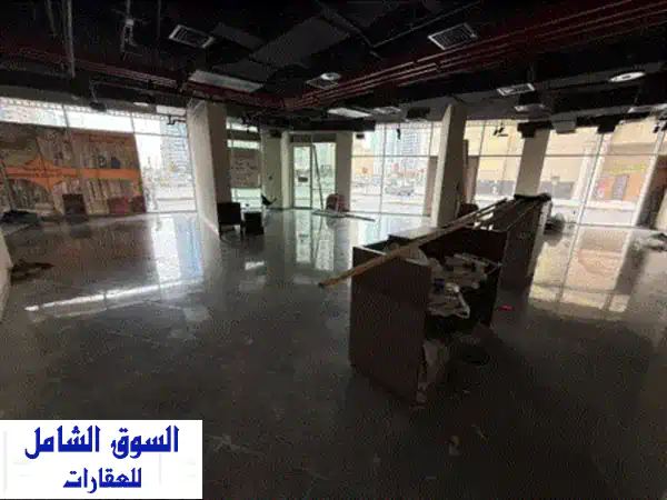 تكييف مجاني 2 موقف مجهز بالكامل بموقع استراتيجي مناسب لجميع الأنشطة التجارية محل تجاري للإيجار في ...