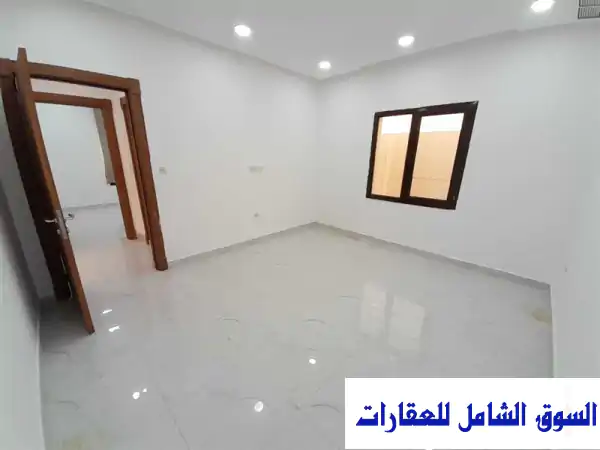 شقة رائعة بثلاث غرف نوم وشرفة في صباح الأحمد...