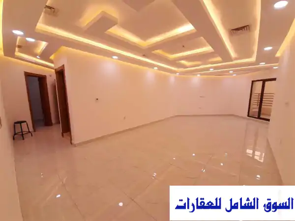 شقة رائعة بثلاث غرف نوم وشرفة في صباح الأحمد للإيجار السكنية الأحمدي